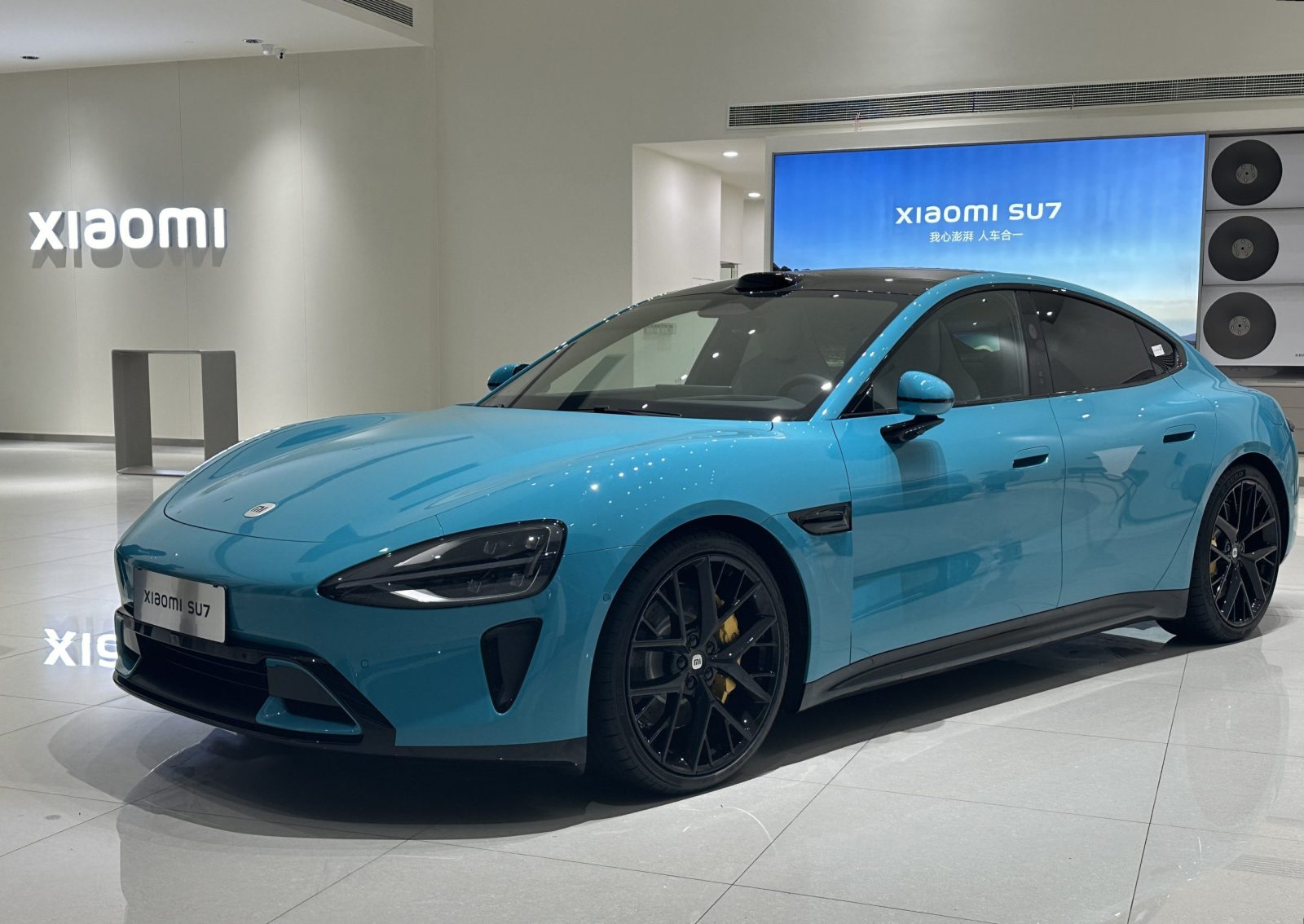 Eilės nusitęsė mėnesiams: kodėl „Xiaomi“ automobilis tapo geidžiamiausia 2026 metais?
