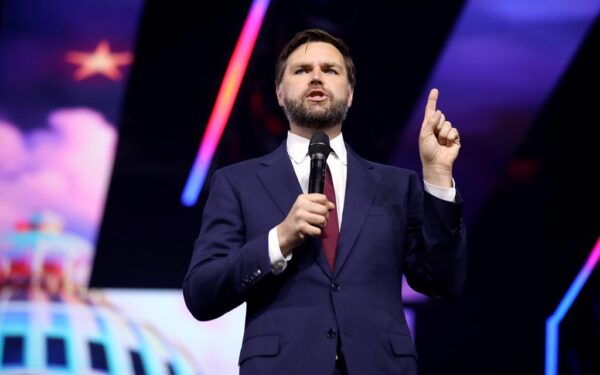 Trumpas pasmerkė invaziją, bet durų neuždarė: Vance’o komentaras Rusijos atžvilgiu kelia klausimų