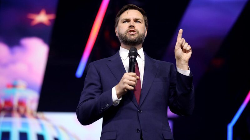 Trumpas pasmerkė invaziją, bet durų neuždarė: Vance’o komentaras Rusijos atžvilgiu kelia klausimų