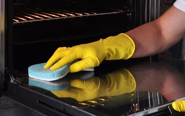 Švaistote pinigus valikliams? Ši priemonė iš vaistinės orkaitę išvalys už jus