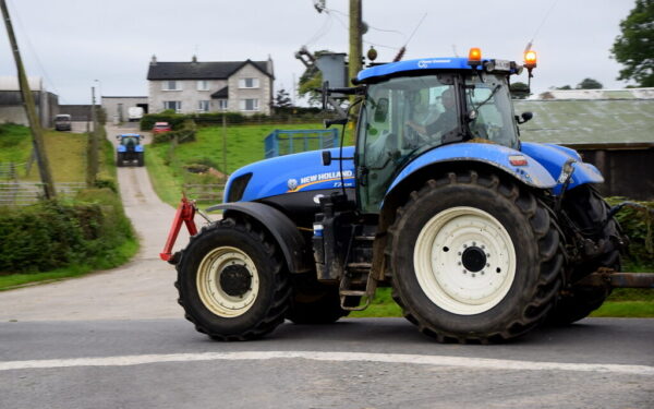 Ar galima lenkti traktorių per ištisinę liniją? Ši taisyklė vis dar klaidina daugelį