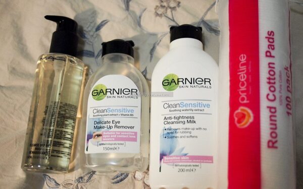 Ar jūsų kremai vis dar veiksmingi? Mokslas paaiškina, kodėl kosmetika vonioje genda akimirksniu