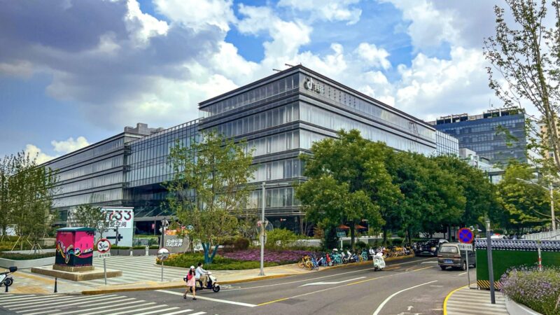 Tomas Cruise’as prieš Bradą Pittą? Naujas „Seedance 2.0“ įrankis supykdė Holivudą