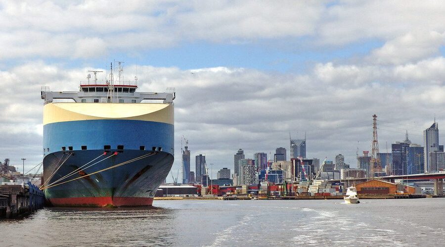 To dar nebuvo: rekordinis laivas vienu reisu į Europą atplukdys 10 800 automobilių