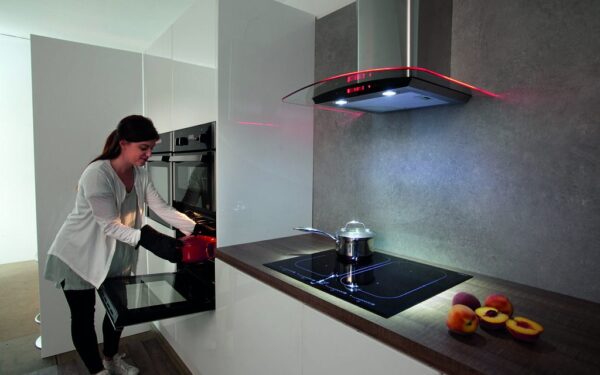 Kaitlentė vėl spindės tarsi nauja: atskleidė, koks pigus produktas geriausiai nuvalo riebalus