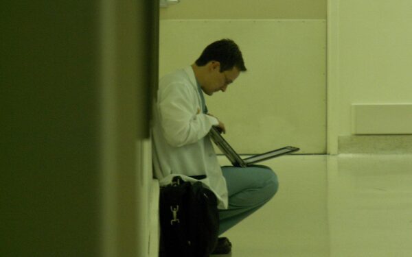 Būsimi gydytojai prakalbo apie nutylėtą sprendimą: valdžia palieka medikus likimo valiai