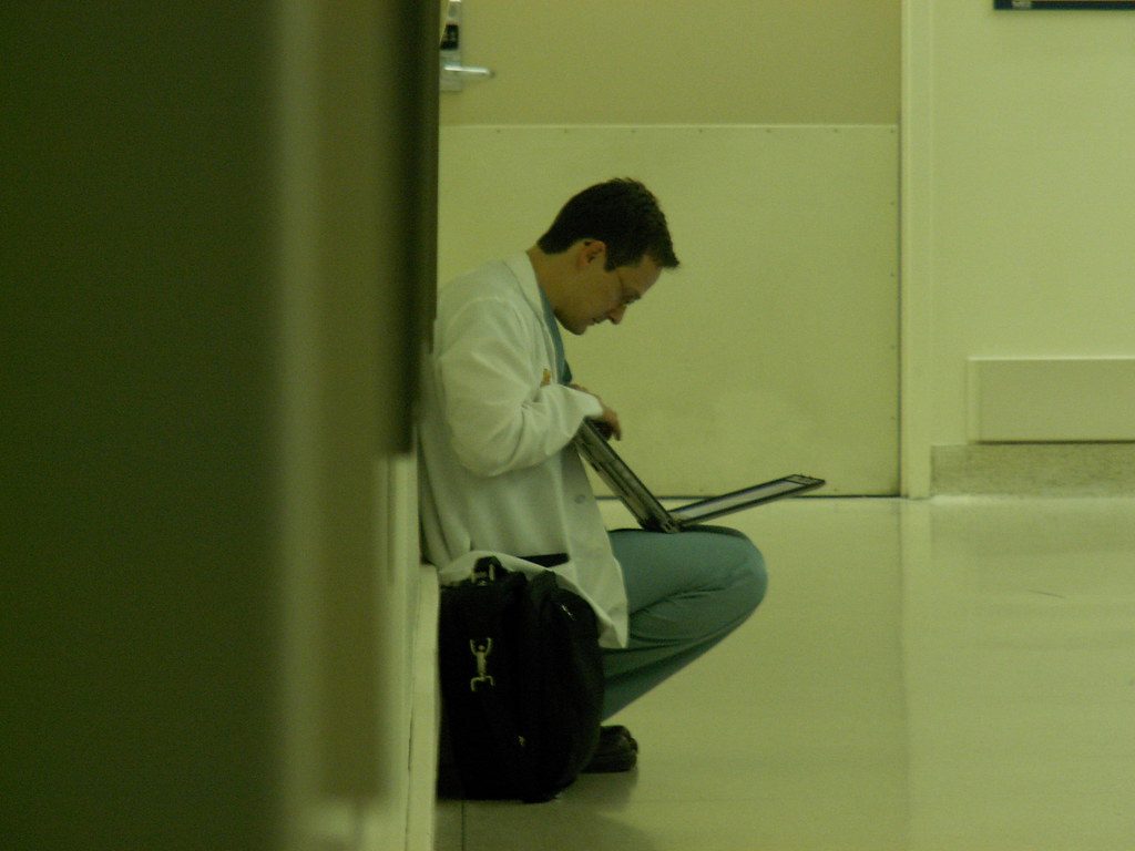 Būsimi gydytojai prakalbo apie nutylėtą sprendimą: valdžia palieka medikus likimo valiai