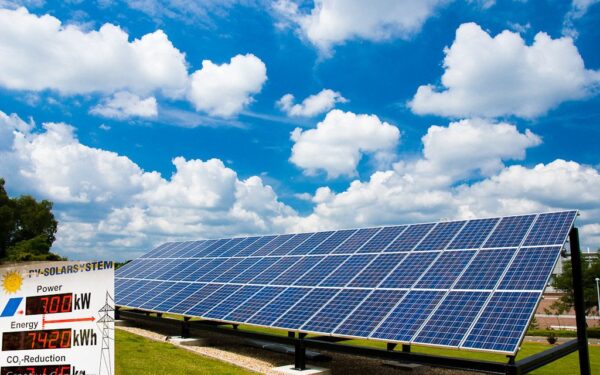 Saulės baterijos veiks net ir per liūtį: kaip ši inovacija elektrą gamins iš lašų?