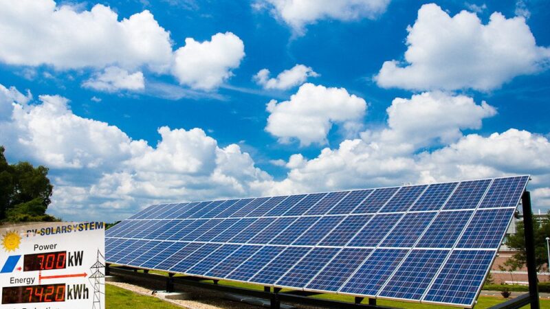Saulės baterijos veiks net ir per liūtį: kaip ši inovacija elektrą gamins iš lašų?