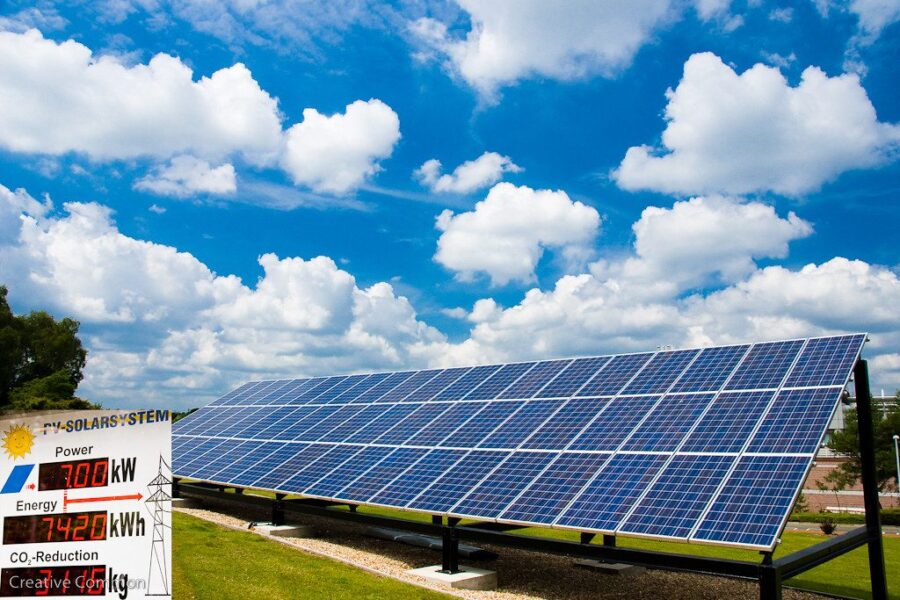 Saulės baterijos veiks net ir per liūtį: kaip ši inovacija elektrą gamins iš lašų?