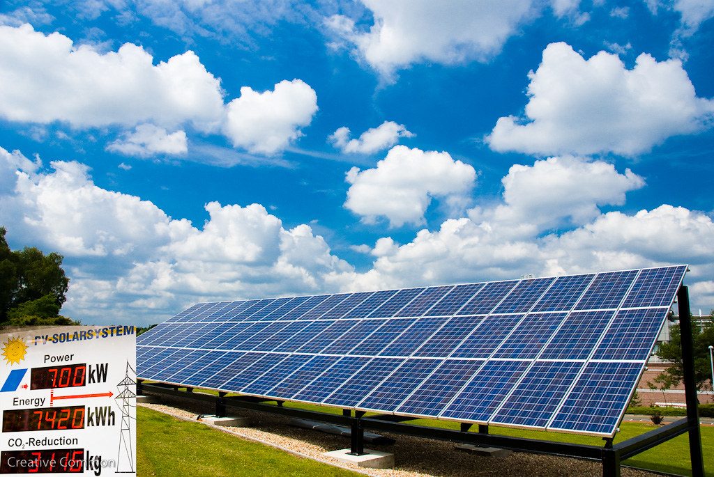 Saulės baterijos veiks net ir per liūtį: kaip ši inovacija elektrą gamins iš lašų?