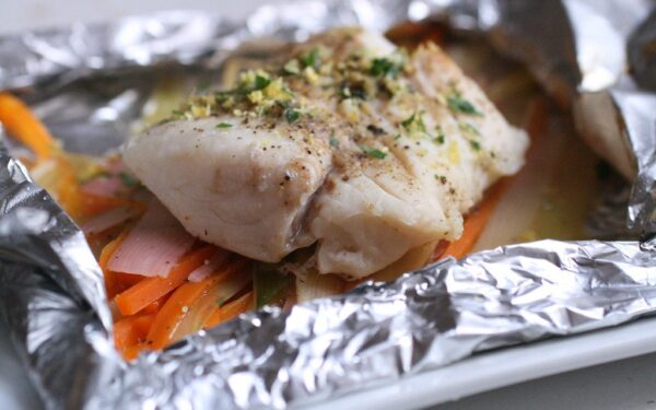 Kepate žuvį su citrina folijoje? Specialistai įspėja apie pavojų, kurio daugelis nežino