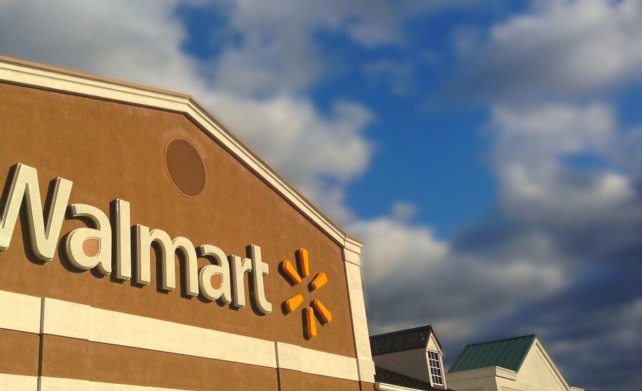 Nauja era prasidėjo: kokių permainų imsis naujasis „Walmart“ vadovas po istorinio rekordo?