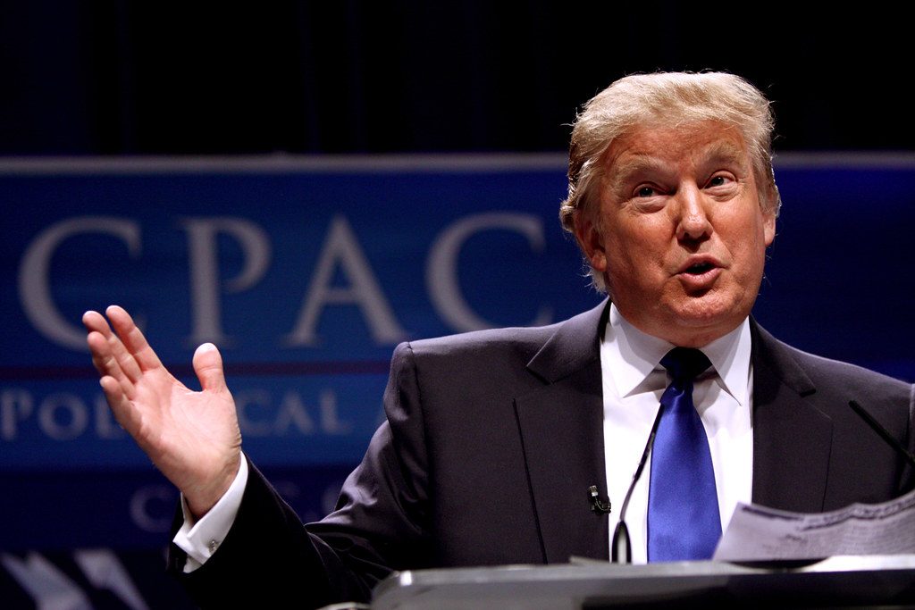 Donaldas Trumpas smogė įvairovės politikai: užkirto kelią daliai įmonių dalyvauti viešuosiuose pirkimuose