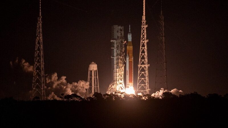 Planai sugriuvo? NASA staiga atidėjo istorinį nusileidimą Mėnulyje