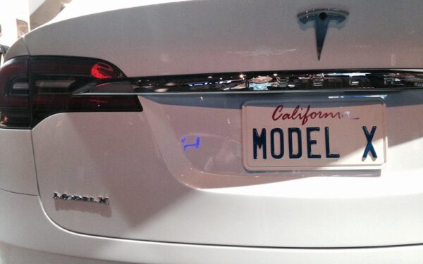 Smūgis „Tesla“ ambicijoms: JAV tarnybos pradėjo tyrimą dėl 3,2 mln. automobilių saugumo