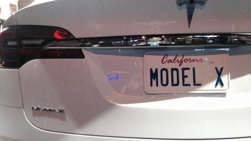 Smūgis „Tesla“ ambicijoms: JAV tarnybos pradėjo tyrimą dėl 3,2 mln. automobilių saugumo