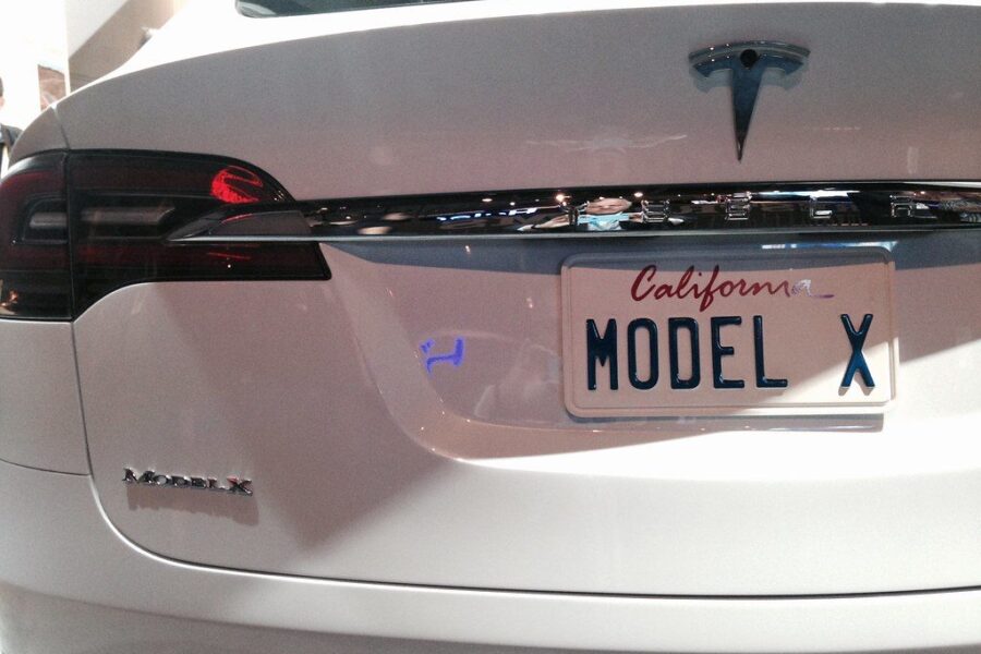 Smūgis „Tesla“ ambicijoms: JAV tarnybos pradėjo tyrimą dėl 3,2 mln. automobilių saugumo