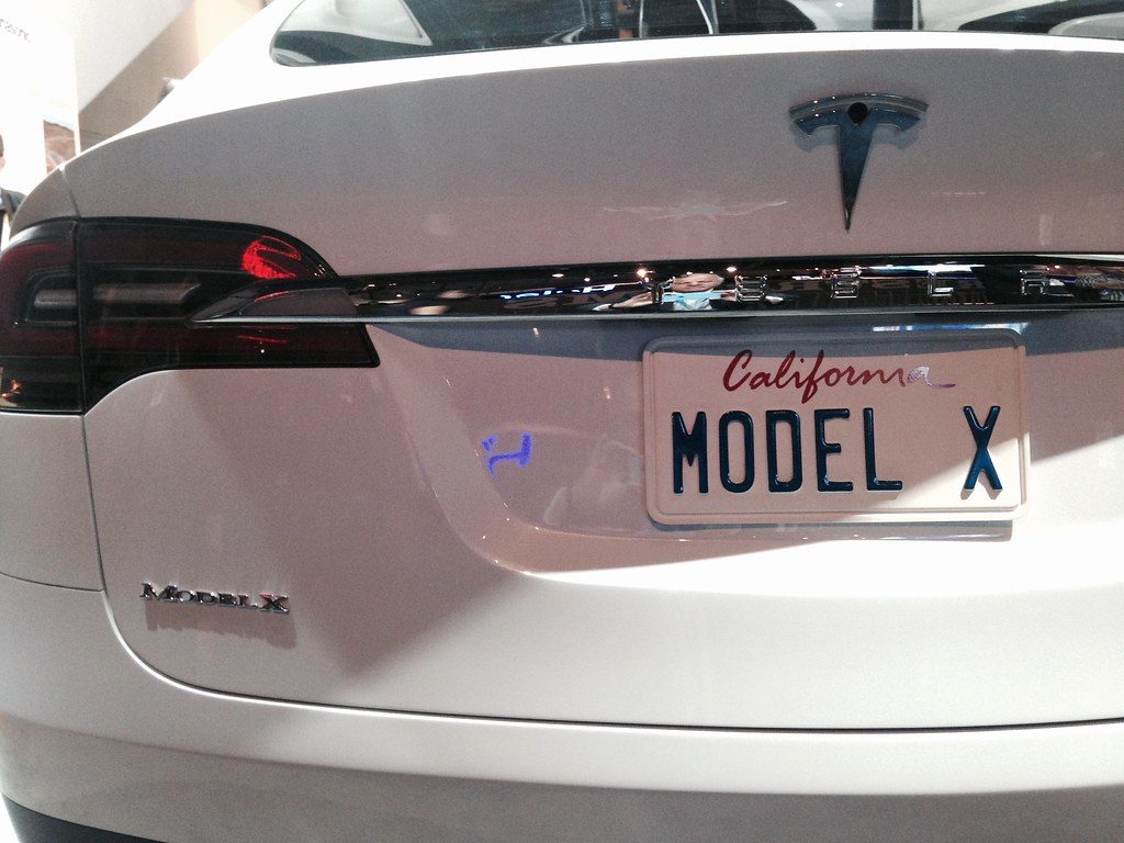 Smūgis „Tesla“ ambicijoms: JAV tarnybos pradėjo tyrimą dėl 3,2 mln. automobilių saugumo