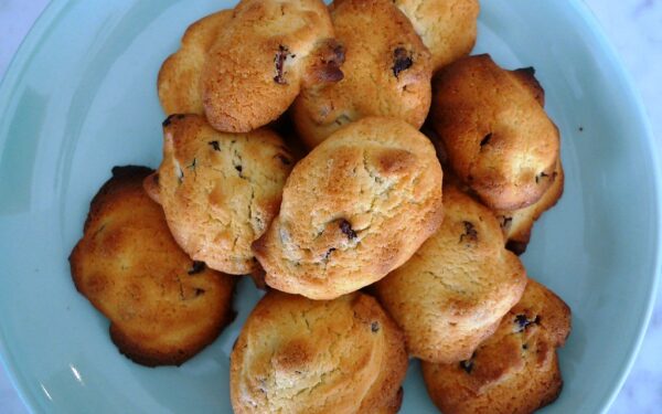 Neskubėkite išmesti kietų sausainių: štai kaip obuolio skiltelė juos vėl pavers minkštais