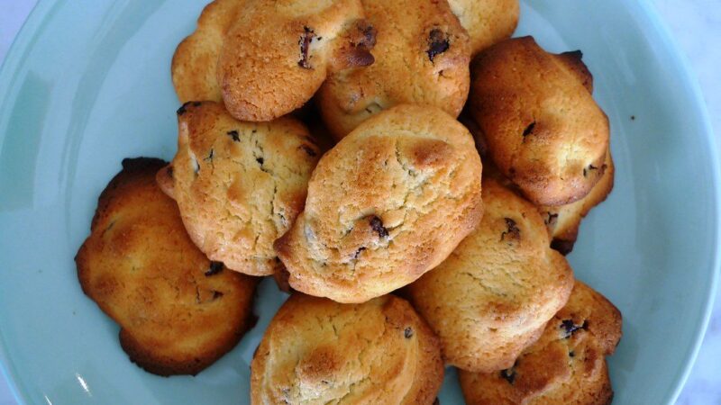 Neskubėkite išmesti kietų sausainių: štai kaip obuolio skiltelė juos vėl pavers minkštais