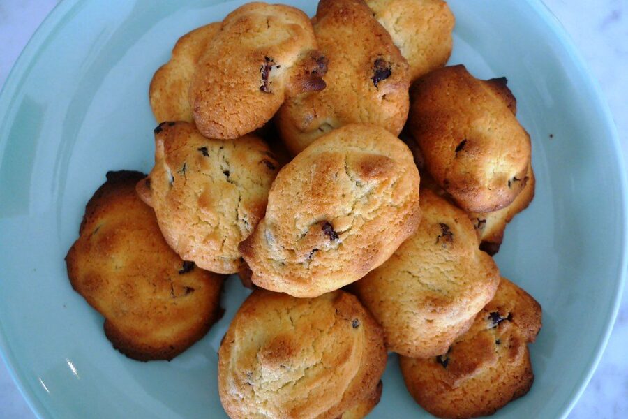 Neskubėkite išmesti kietų sausainių: štai kaip obuolio skiltelė juos vėl pavers minkštais