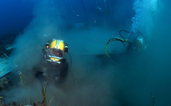 Baltijos jūros dugnas atvėrė 80 metų saugotą paslaptį: štai ką narai rado „Boeing“ viduje