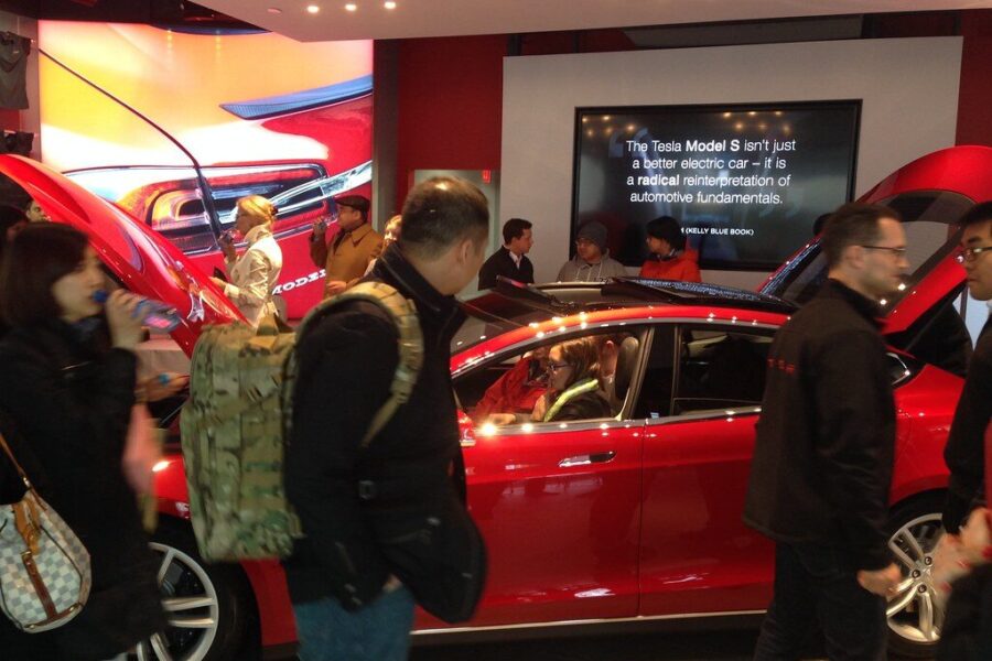 Europos automobilių gigantai priversti mažinti kainas: kinų konkurencija keičia rinką