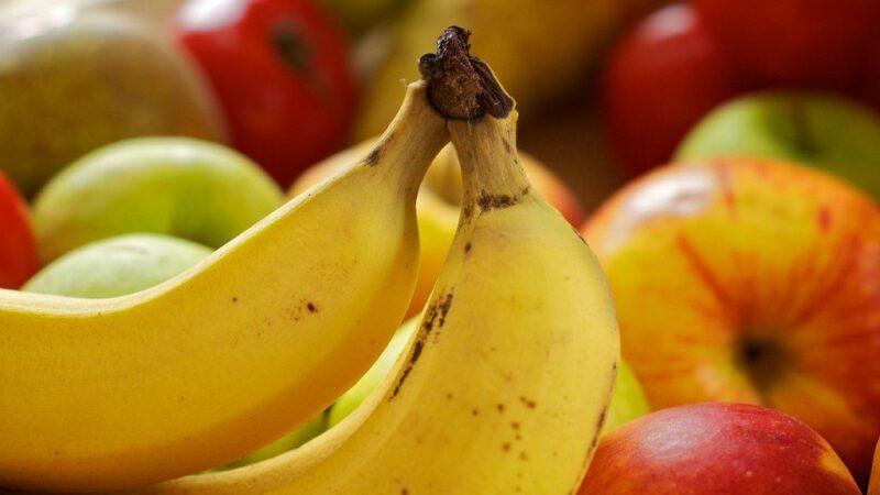 Manėte, kad tai sveikas užkandis? Gydytojas atskleidė, kodėl bananai gali būti pavojingi