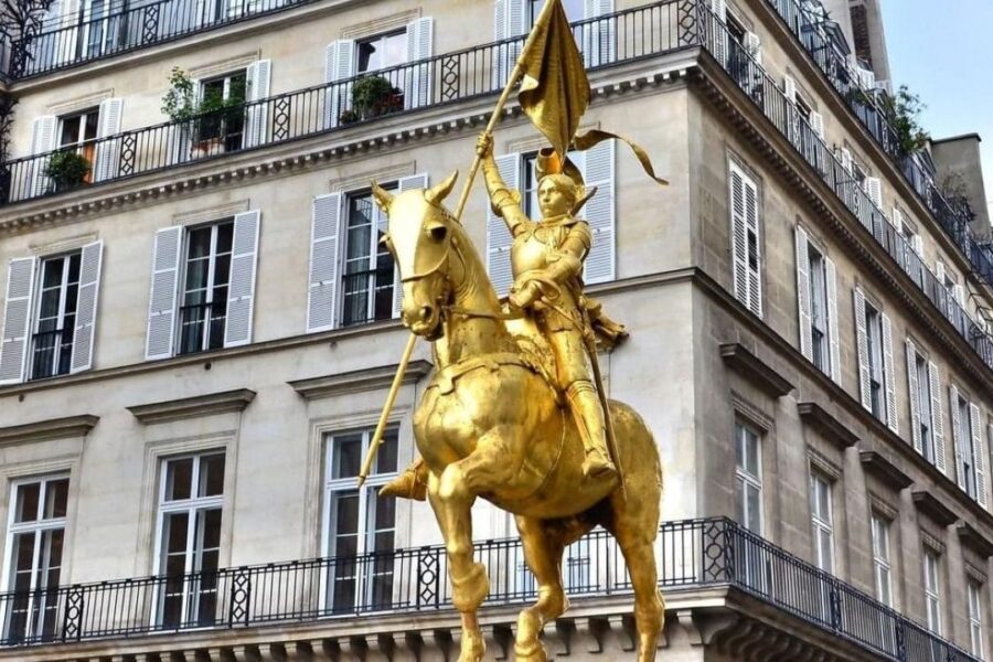 Šokiruojantis vandalizmas Paryžiuje: nuo Žanos d’Ark paminklo nulaužtas kardas