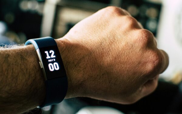 Atsisveikinkite su įkrovikliu: „Google“ atskleidė, kodėl naujausia „Fitbit“ apyrankė neturės ekrano