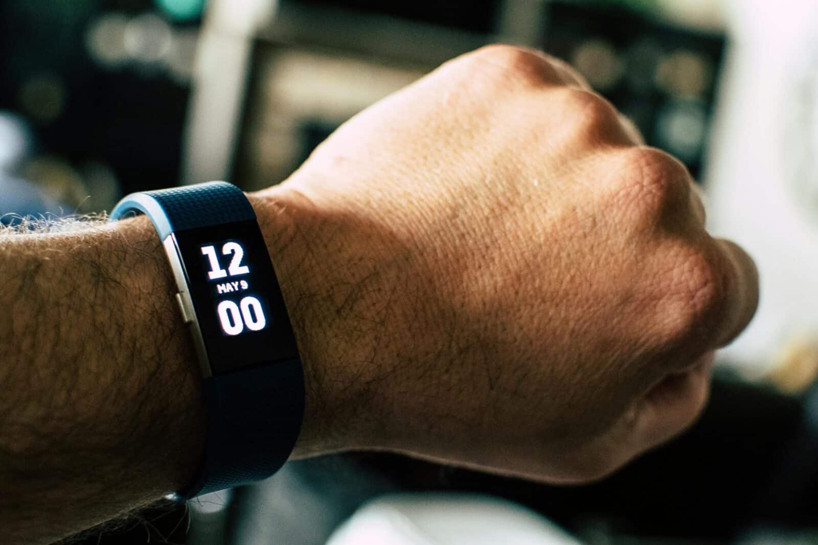 Atsisveikinkite su įkrovikliu: „Google“ atskleidė, kodėl naujausia „Fitbit“ apyrankė neturės ekrano