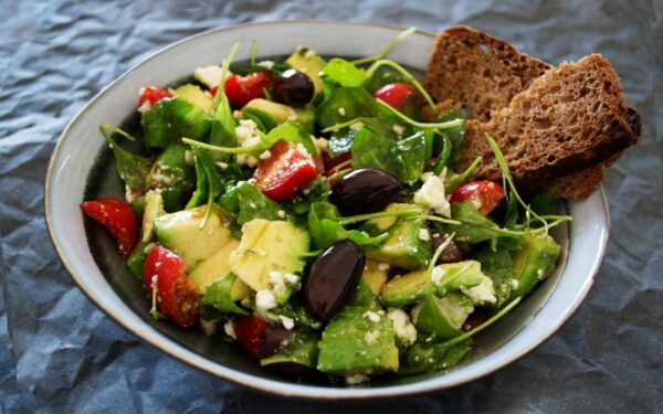 Atsisveikinkite su vitaminų trūkumu: 11 neįtikėtinai naudingų ingredientų salotose