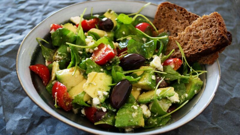 Atsisveikinkite su vitaminų trūkumu: 11 neįtikėtinai naudingų ingredientų salotose