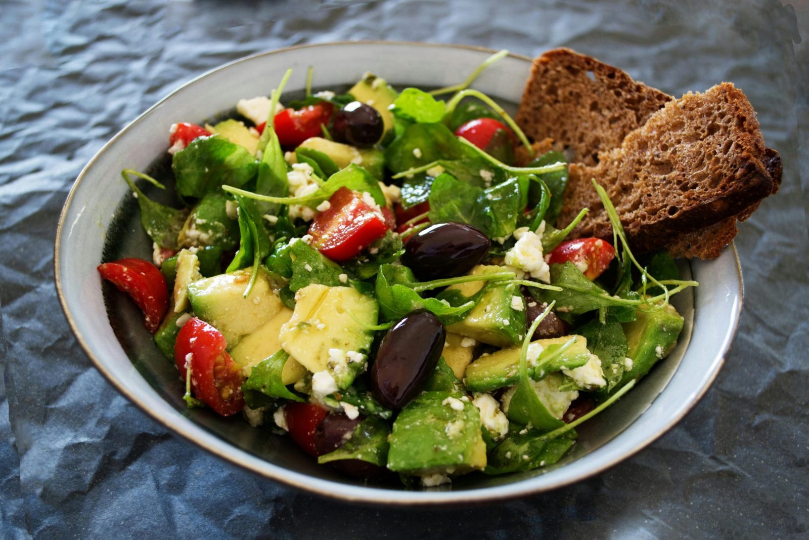 Atsisveikinkite su vitaminų trūkumu: 11 neįtikėtinai naudingų ingredientų salotose