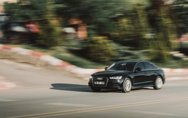 Kol gyventojai taupo, valdžia nuomojasi prabangius automobilius: kiek tai kainuos mokesčių mokėtojams?