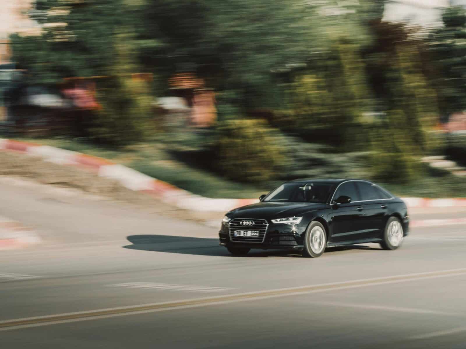 Kol gyventojai taupo, valdžia nuomojasi prabangius automobilius: kiek tai kainuos mokesčių mokėtojams?