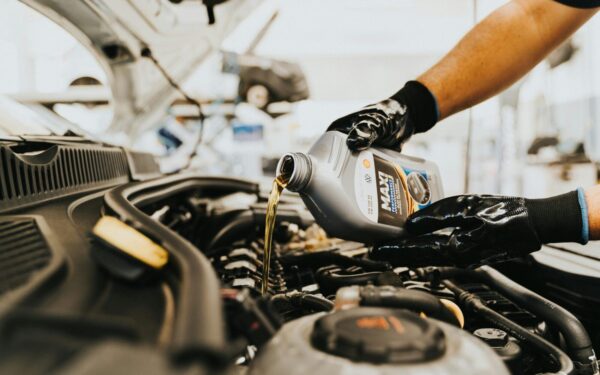 Sąskaitos servisuose gąsdina: kiek kainuos variklio alyvos keitimas 2026-aisiais?