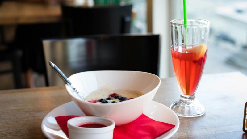 Pamirškite avižinę košę: kodėl populiarioji „ryžanka“ dabar užkariauja pusryčių lėkštes