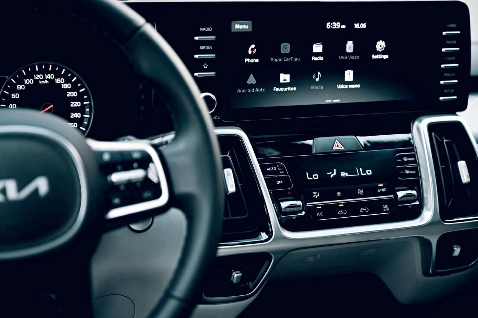 Mažai kas tai žino: „Android Auto“ turi paslėptą meniu, kuris atrakina belaidį ryšį ir daugiau funkcijų