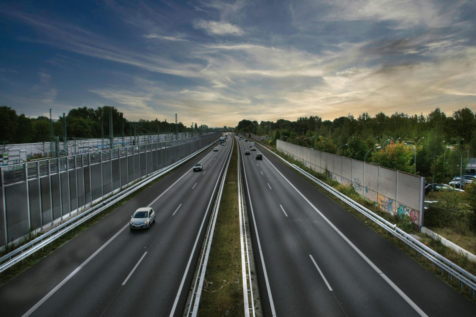 Ar galima lenkti dešine juosta automagistralėje? Esminė taisyklė, kurią vairuotojai pamiršta