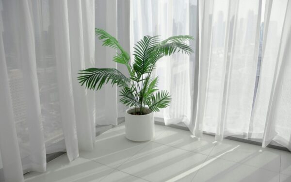 Dauguma daro šią klaidą: kodėl skalbiamos užuolaidos vis tiek pilkėja ir kaip to išvengti?