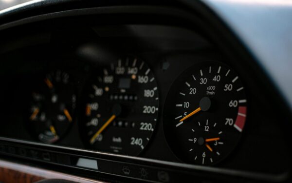 Viena sekundė ir variklis šiukšlyne: kokia vairuotojų klaida kainuoja brangiausiai?