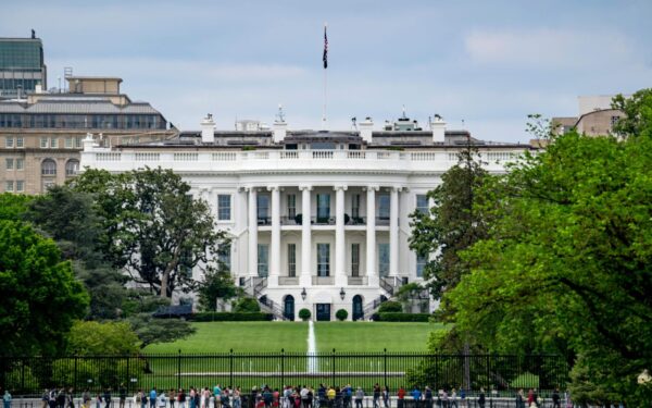 Slaptos statybos Baltuosiuose rūmuose: D. Trumpas užsiminė apie tai, kas statoma po žeme