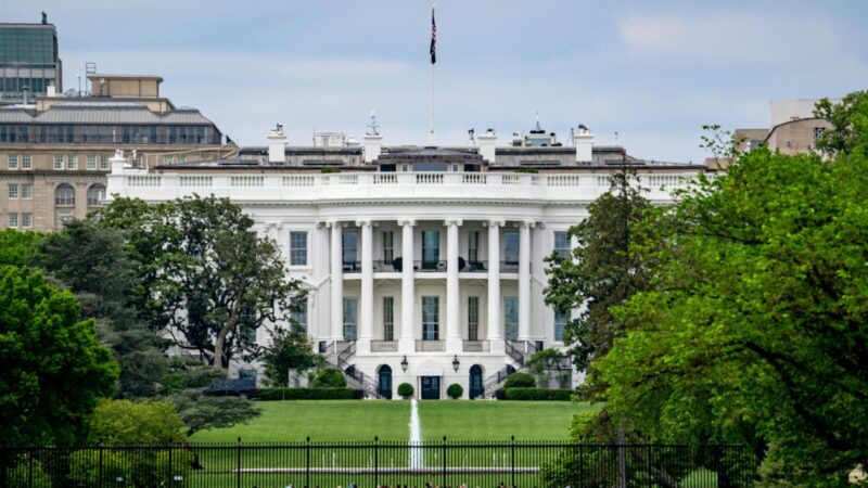 Slaptos statybos Baltuosiuose rūmuose: D. Trumpas užsiminė apie tai, kas statoma po žeme