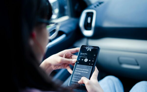 „Samsung“ pristatė „Hearapy“: 60 sekundžių garsas žada sumažinti pykinimą kelionėse