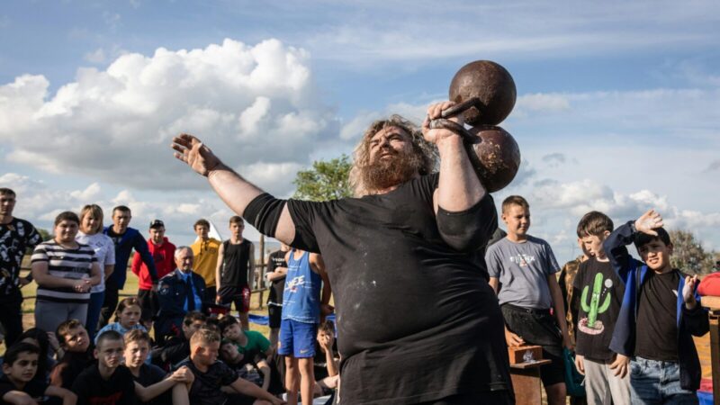 Rusijoje vykusiose varžybose – du Lietuvos galiūnai: pasirodymas sukėlė klausimų