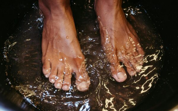 Vakaro ritualas, kuris pakeis jūsų miegą: kodėl kojas verta pamerkti į druską?