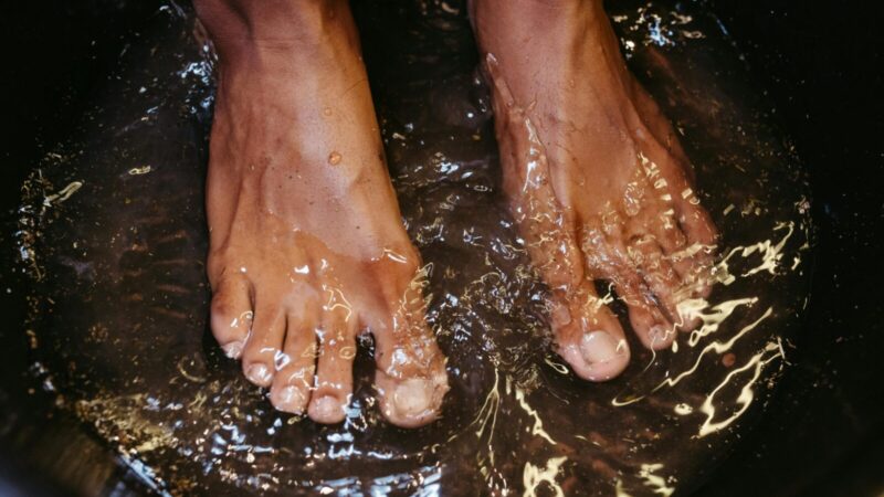 Vakaro ritualas, kuris pakeis jūsų miegą: kodėl kojas verta pamerkti į druską?