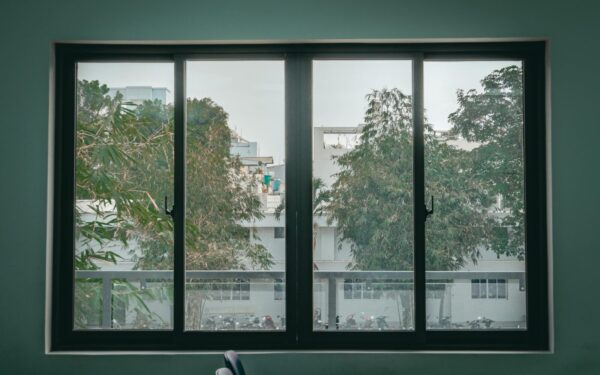 Pamirškite actą ir laikraščius: šis triukas po žiemos langus nušveičia iki spindesio